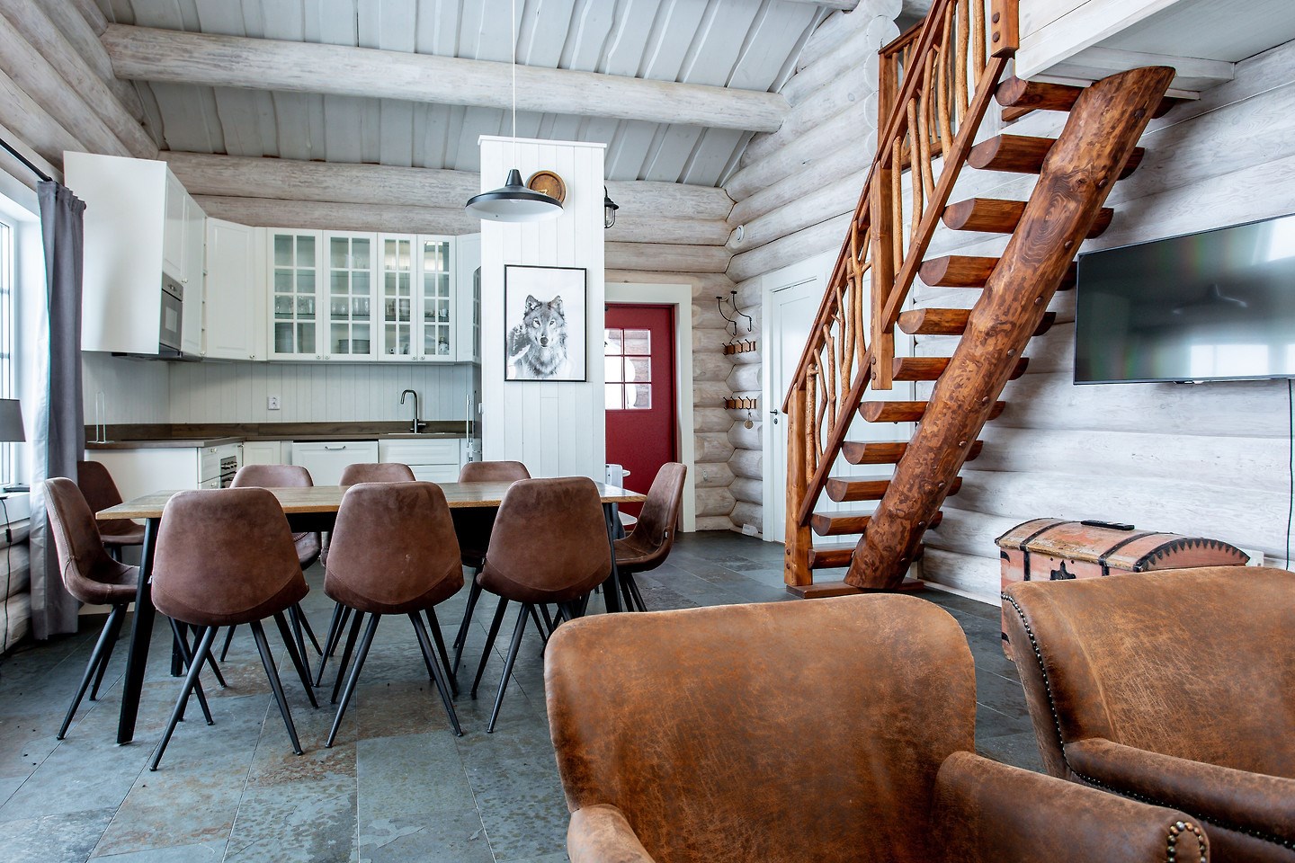 Handtimrat rundtimmerhus, stocktrappa